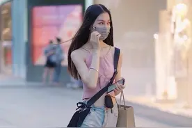 “实不相瞒，这是我第一次零距离地接触妹子！”画面有点心酸啊~图片