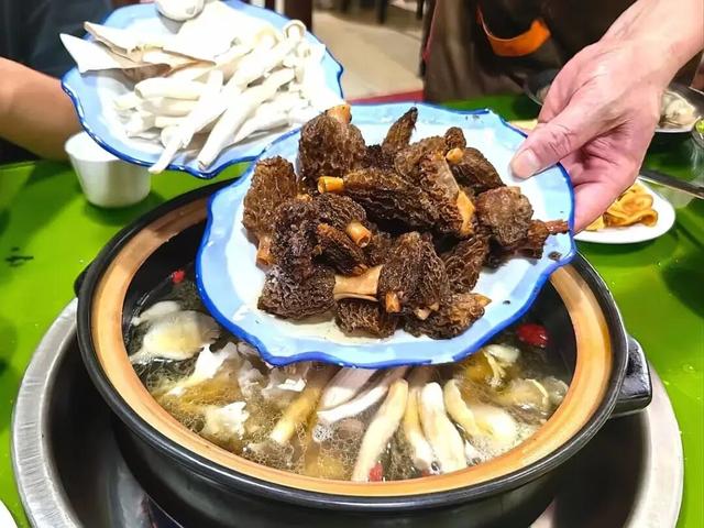 正式通车！全线免费！新挖赏秋天花板小城，绝美彩林不输九寨！地道美食50元吃爽！