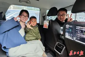 “今天天气好，我开专车带妻子孩子出去玩”图片