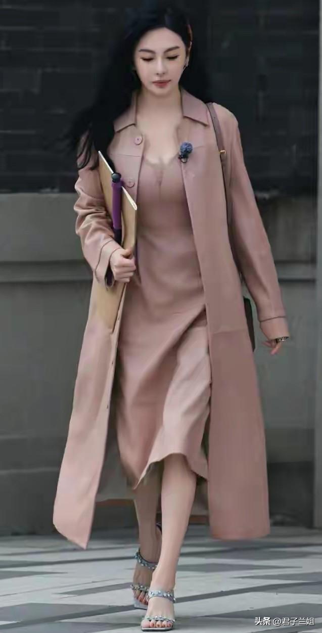 张雨绮确实丰满，穿大衣+连衣裙都遮不住迷人身材太让人刮目相看