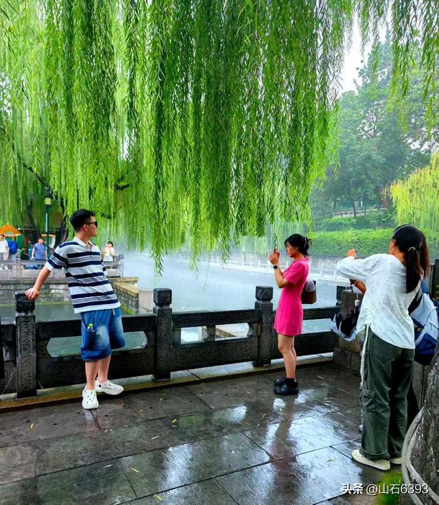 新华社原军事记者陶俊峰泉城美拍：秋雨后 护城河边美如画