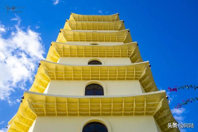 探秘云南省常住出家众最多的净土女众道场,在塔顶还偶遇主持诵经