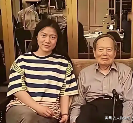 杨振宁葬礼今日举行！遗体覆盖国旗，翁帆站首位，次子杨光宇露面