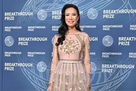 邓文迪穿6万薄纱裙闪耀颁奖礼，同台前夫，94岁默多克搂新妻亮相图片