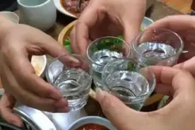 吃晚饭时，长期喝点白酒的人，最后身体怎样了？医生说出实话图片