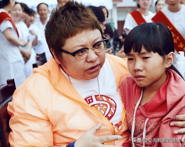 贪污上亿、假慈善？被实名举报的韩红，如今连坐椅子都成了“错”