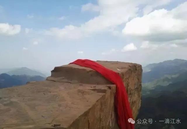 秭归长阳巴东交界的香龙山，香火旺盛，那里风景怎样？会开发么？