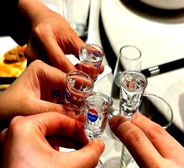 茅台员工坦言：买茅台送的小杯子，不是用来喝酒的，其另有深意！