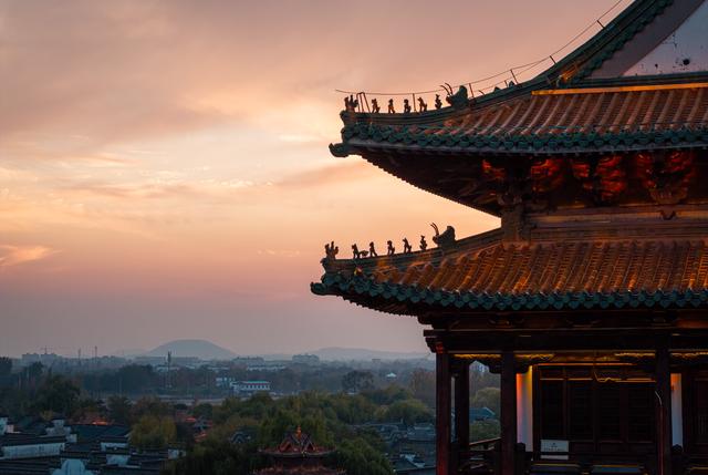 古城的秋天，连晚霞都带着千年的温柔