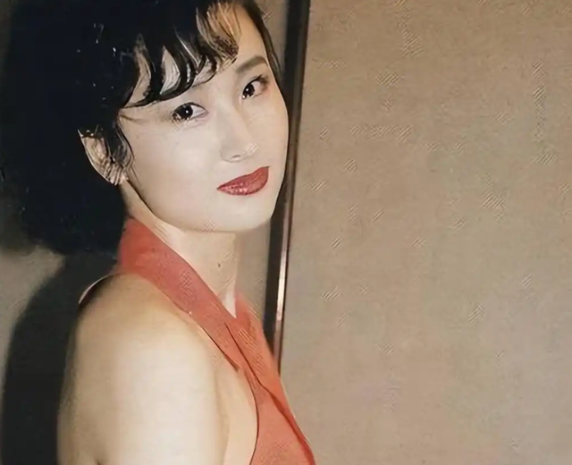 香港第一情妇：她曾是张艺谋白月光，被黑道打掉子言，现如何了？