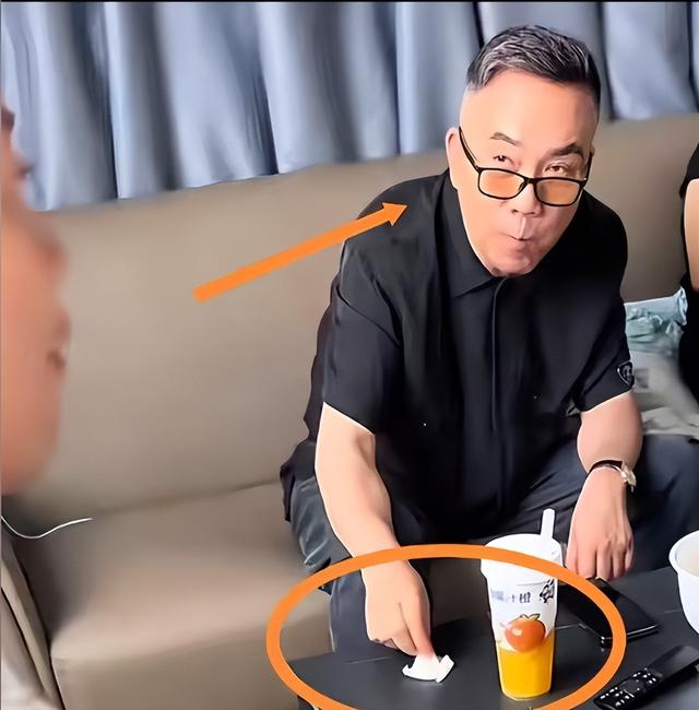 杨少华头七刚过，杨老三病重住院脸色极差，杨议漠不关心光顾着吃