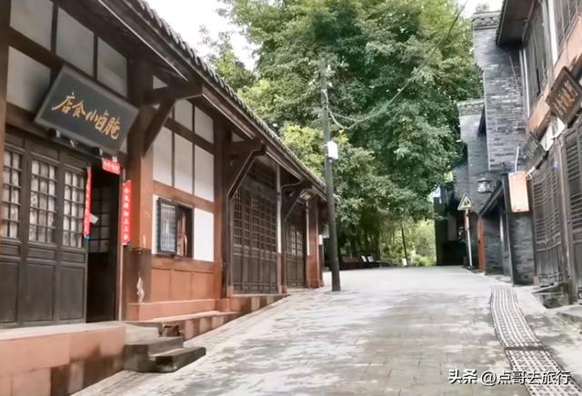 成都龙泉山被冷落的古场镇，街上空无一人，美食诱人被严重低估！