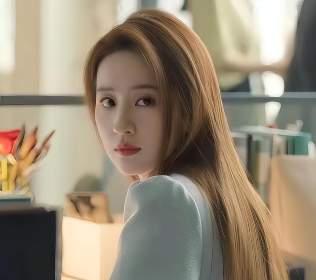 一场香港大火，让大家看清了38岁刘亦菲的"真面目"，赵立坚说对了