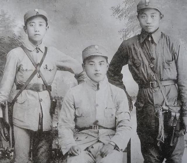 李德生刚上任北京军区司令，就对秘书说：我先到副司令员那报个到