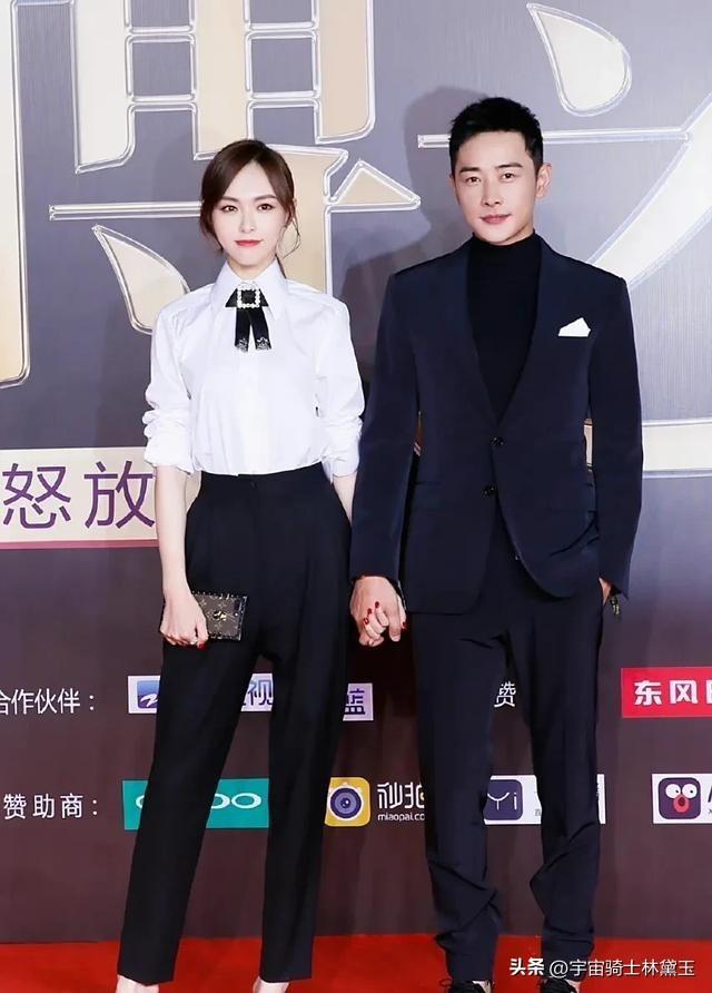 唐嫣现身葬礼！一直挽着罗晋的胳膊，夫妻俩穿黑衣，神情痛苦悲伤