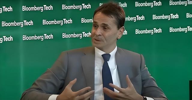 美国专家：中国为了自研设备，从ASML手中囤积了大量进口的光刻机