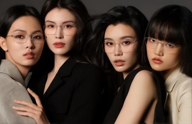 超模黄金时代终结？何穗隐婚生子惹争议	，豪门与T台到底如何抉择