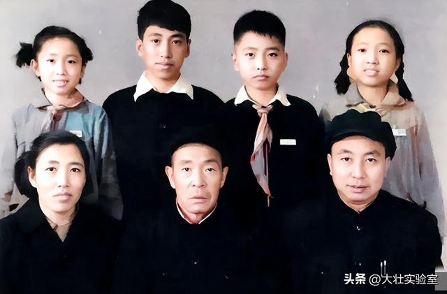 华国锋夫人韩芝俊有多美？1961年全家在长沙留影，30岁她端庄贤惠