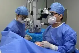 哥哥帮妹妹换纸尿裤划破眼球：拆包装时不小心剪刀划到自己右眼图片