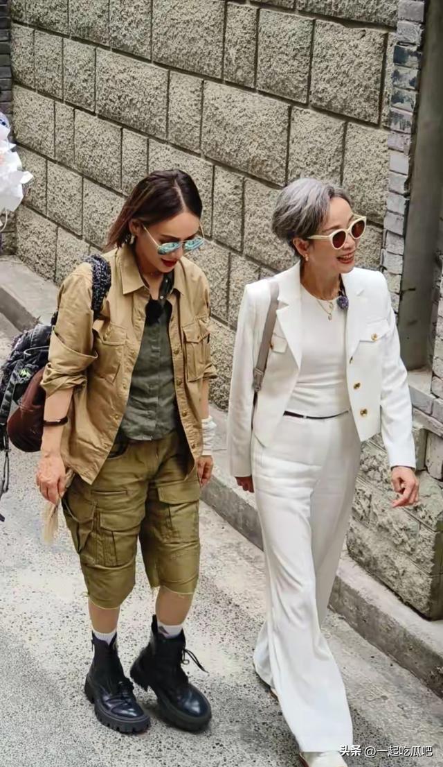 74岁刘晓庆与62岁叶童同框，被两人真实样子吓到，你不惊讶算我输