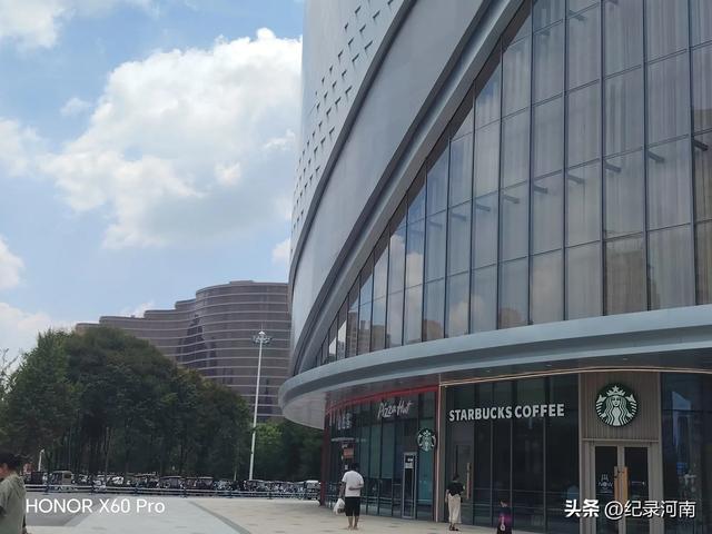 信华建国酒店和新城吾悦广场，如同商丘市中心城区的两颗璀璨明星