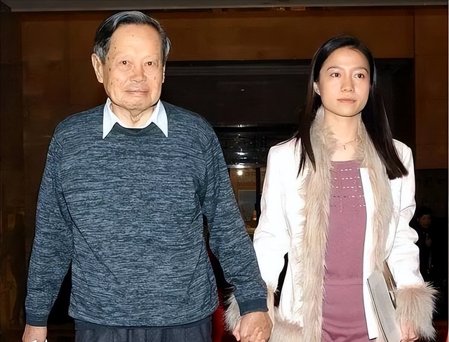 杨振宁去世仅半月，翁帆近况曝光，入职清华没编制，杨光诺没说错