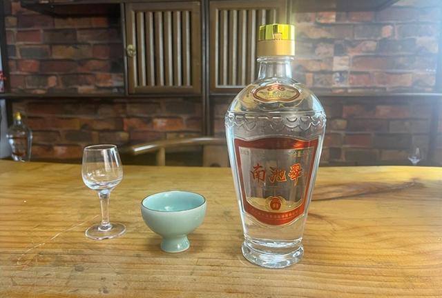 10位驴友相约西安，吃美食喝茅台，结账时个个呆滞，老板：别赖我