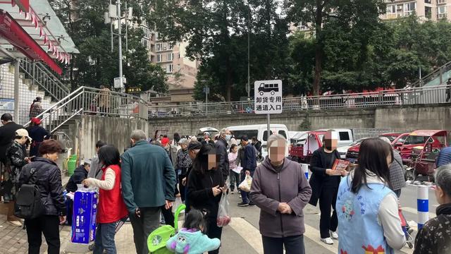 轨道直达的赶场地!地方超大,东西多,买菜这些超方便