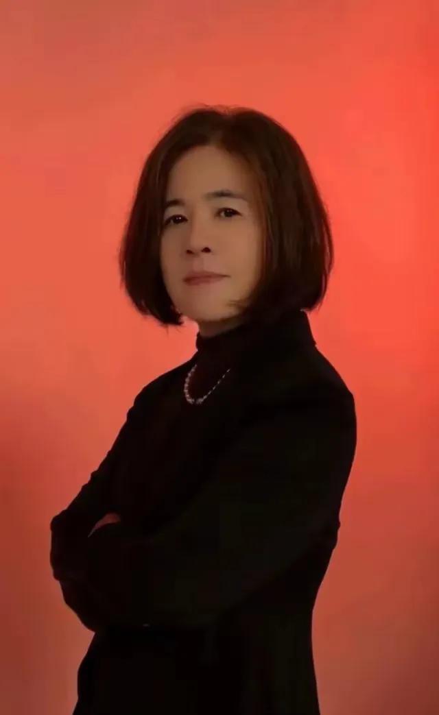 金龟子把几十年锅盖头发型换了，变成女人味十足的黄短发