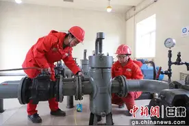 在能源动脉上起舞的“油花”：长庆油田女工十年坚守日卸30车图片