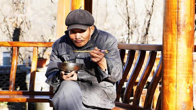 “吃饭七分饱”被推翻了？医生：过了50岁，吃饭尽量要做到这3点