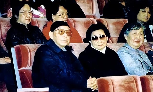 于凤至胸前溃烂赴美求医，一老外抱住她亲了一口说：你终于到了