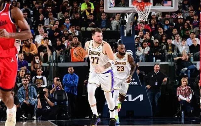 湖人20万粉美女球迷主场抢镜！摄影师狂拍引调侃