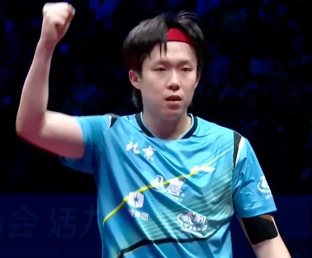 北京男团夺冠后,王楚钦又出“洋相”了,他的这一举动逗笑了球迷