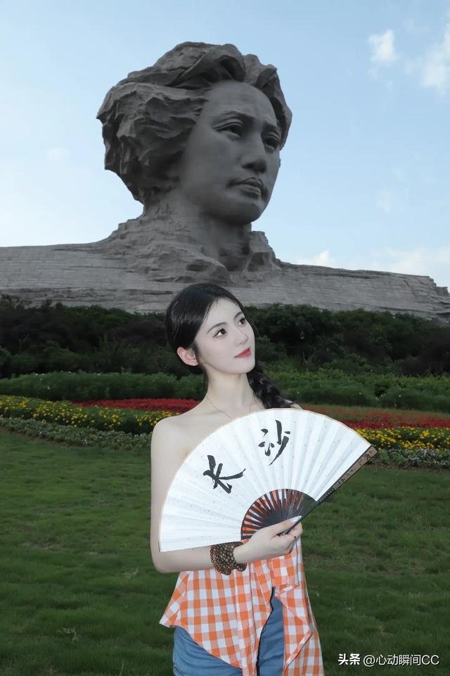 中传校花李乐涵，明眸摄人又有黑天鹅气质，妩媚到让人沦陷！