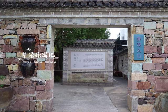 宁波这里的银杏已经变黄了，青砖黛瓦与之映衬，烟雨之中更有诗意