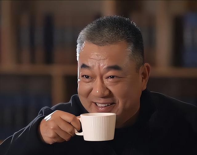 董勇现状：和二婚老婆住北京豪宅，57岁真显老，与女儿同框像爷孙