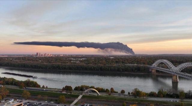 政府关门35天终于酿成大祸？一架波音飞机撞向大楼，现场惨烈