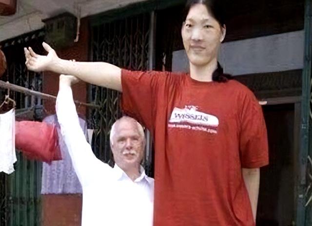 世界第一女巨人来自中国安徽，穿78码的鞋子，一顿饭吃六碗炒面