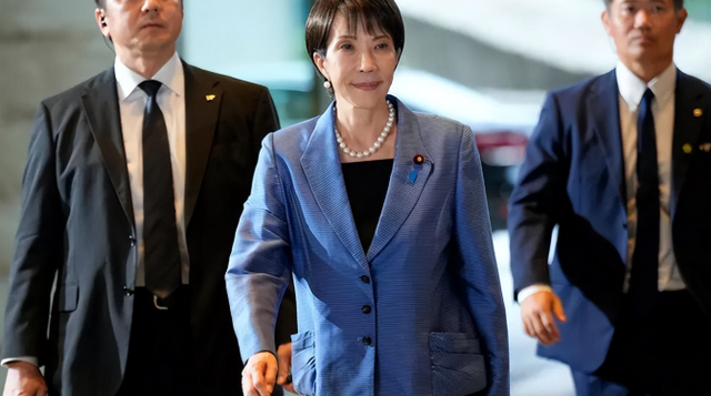 迟迟等不到北京贺电后，高市早苗公开道歉	，日本社会面临巨大难题，特朗普将上门要账，释放信号强烈