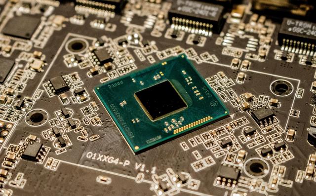 48小时内，美国对华“连开两枪”，特朗普下令，要把中企一锅端？