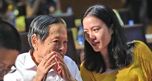 杨振宁猝然离世，临终状态曝光，翁帆25字表心情，难怪相爱20年