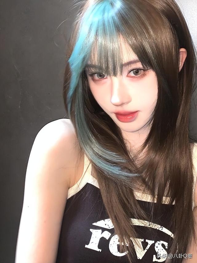 陪玩陪睡根本不够！认干爹、舔手指	，背地里的阴暗让人想象不到