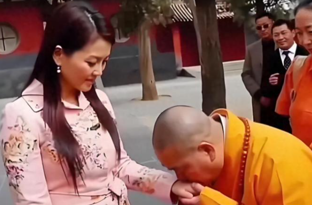 释永信被查后，令人担心的事就发生了！著名央视主持人受到牵连