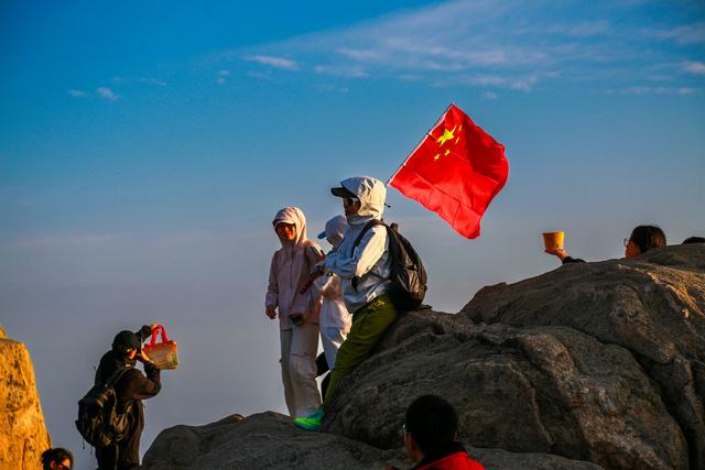 泰山之巅，最爱这抹中国红！