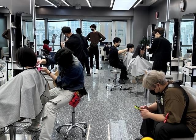 理发店一年倒闭30万家，不是缺客人不是电商冲击，而是自己作垮的