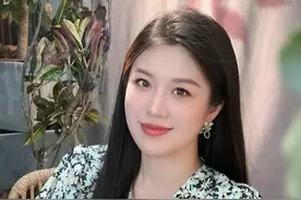 30岁女邻居喊我修灯泡，黑暗中我们抱到一起，她却没有松手图片