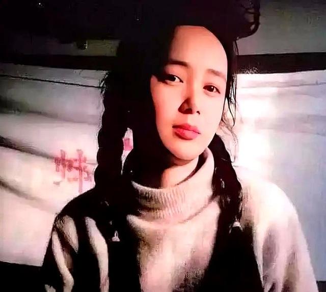 江珊老了，陈红老了，蒋雯丽也老了，唯独她活的像18岁少女一样