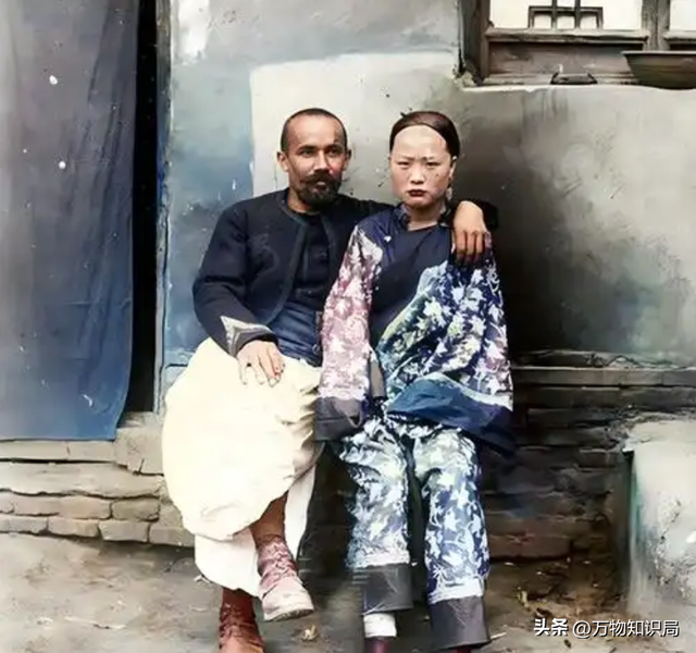 老照片：晚清时期，一名被浸猪笼的女子，躺在地上，民众冷漠围观