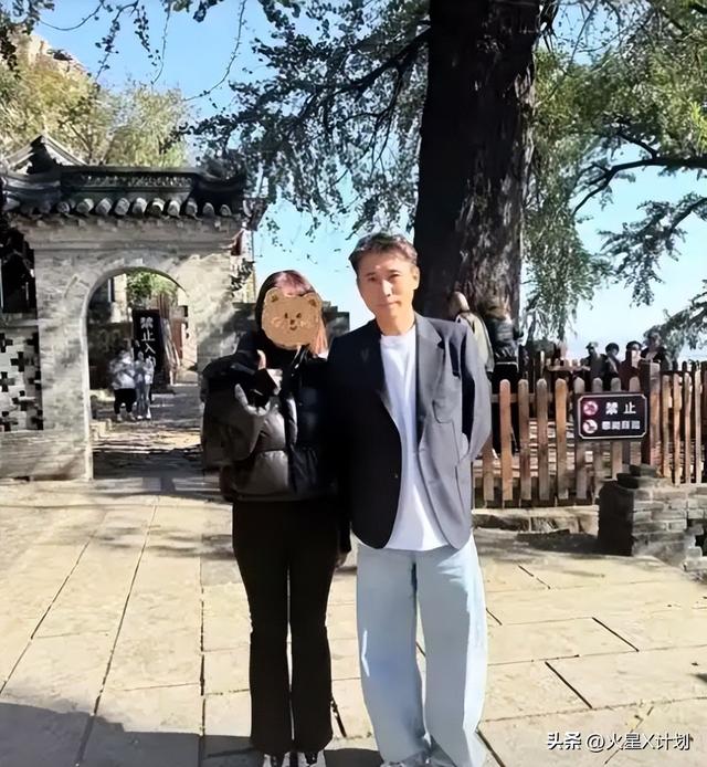 辛柏青带17岁女儿寺庙祈福！父女俩一直牵着手，李乃文也陪着好友